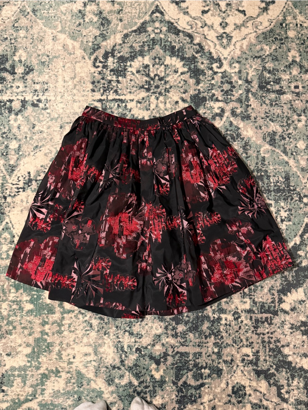 $298 USD Alice + Olivia Black Brocade Skirt with Red Floral Print Size 6